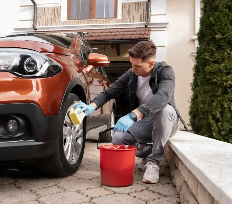 Lavage auto à domicile Bassignac-le-Haut : professionnel intervenant sur un véhicule